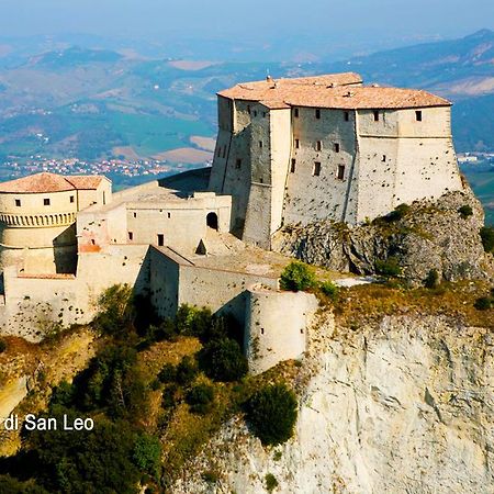 Camera Con Vista Фоссомброне Екстер'єр фото